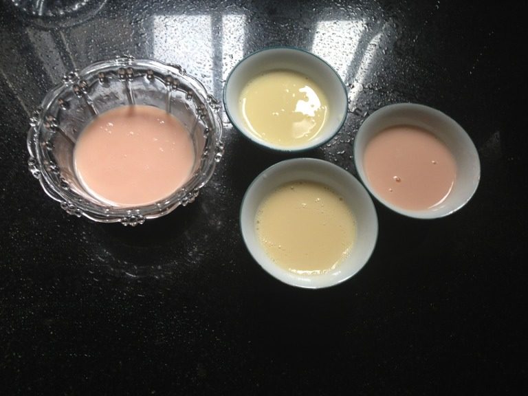 QQ布丁,待牛奶温度凉至30-40度时，倒入有糖浆的碗中，搅拌均匀。