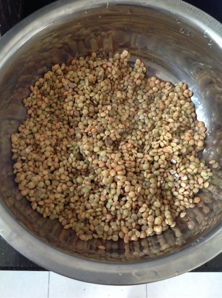 兰州扁豆面,摘完，放入盆子里，用水清洗3〜4次，盆内留适量的水，（不用沥干）