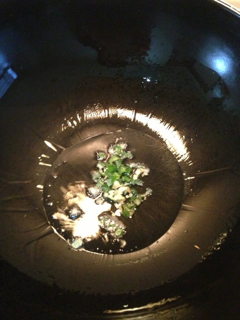蚝油西兰花,热锅放油热至八分，放葱蒜末爆香