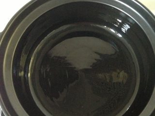 紫苏焖鸭,如图另取砂锅，锅底抹上一层油开火热锅，将鸭装入小火再焖20分左右。