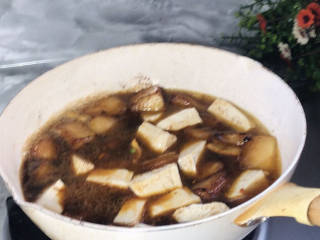 冻豆腐炖冬瓜,加入适量清水，加入冻豆腐、胡椒粉拌匀，煮沸后盖上锅盖煮15分钟
