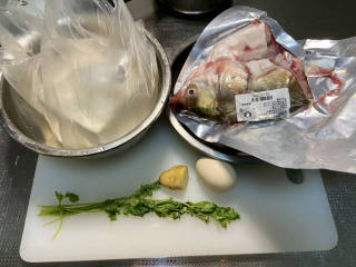鱼头炖汤➕鱼头豆腐汤,食材合照：白鲢鱼头两个，今天没有买到花鲢，嫩豆腐一块约300g，姜一块，鸡蛋两个，香菜一根