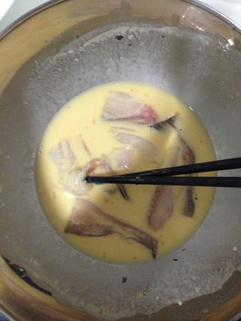 鲜炸豆腐鱼,如图面糊调好后将鱼倒入均匀裹上。