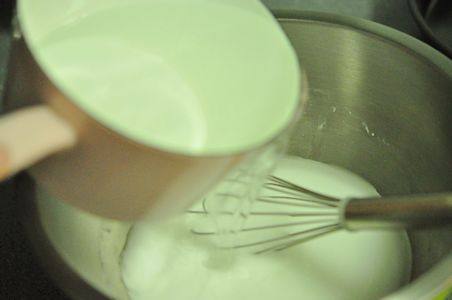 豌豆凉粉,将600克水烧沸后倒入稀释的豌豆粉中，边倒入边搅拌