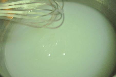 豌豆凉粉,经过沸水烫过的液体就变成了胶状的半透明物