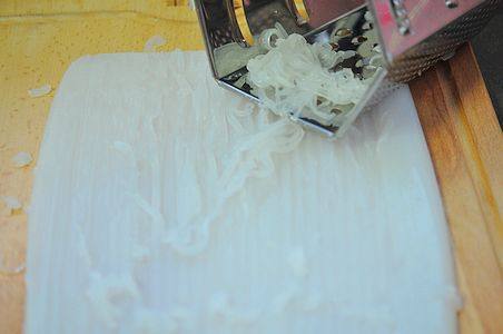 豌豆凉粉,用手将四周剥离容器，即可轻松脱模，用大孔的擦丝器刮成丝，或者直接切成丝即可调味