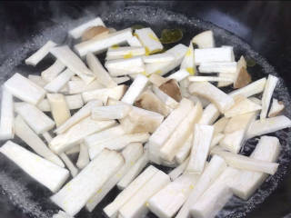 椒麻杏鲍菇,杏鲍菇放入油盐开水锅中，煮沸至断生，捞出备用