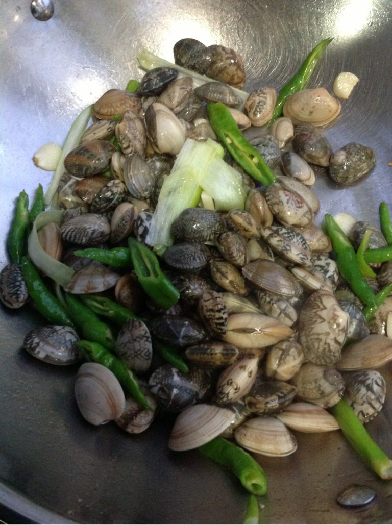 辣炒蛤蜊,热锅凉油，葱姜蒜辣椒下锅，爆香，然后把蛤蜊下锅，然后盖上锅盖