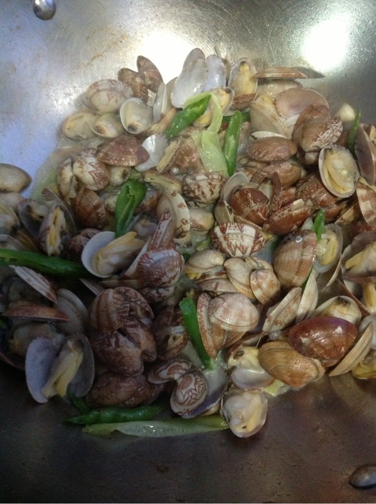 辣炒蛤蜊,大概4〜5分钟蛤蜊都开口了，就可以揭盖了翻炒一下出锅