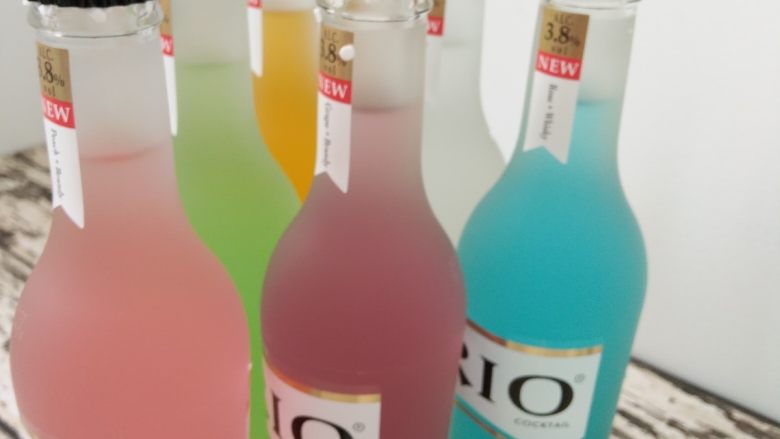 #RIO#炫彩棒冰, 准备好RIO锐澳水果鸡尾酒，想要炫彩，就多准备几种颜色的。