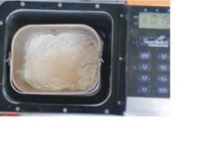 毛毛虫面包,将除黄油外的所有面团材料放入面包机桶内；
