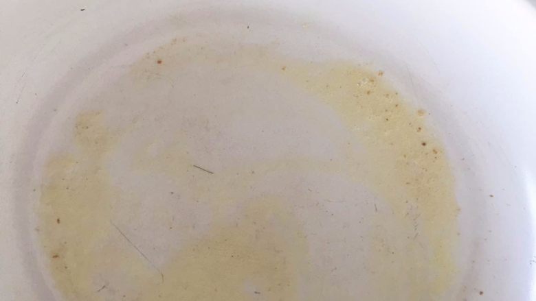 瑞典风味香蕉榛子酱薄饼-带着宝宝吃遍全球......,中温预热煎锅（直径约26厘米），放入少许黄油，将其融化。