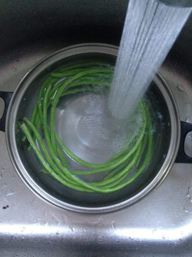 酿豆角花,如图过凉水出锅。