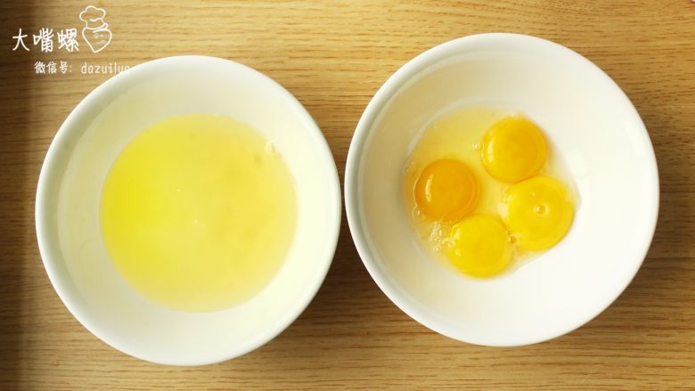 很蔬菜很哈根达斯,用蛋黄分离器将鸡蛋的蛋白和蛋黄分离，分别装入不同容器里备用（什么？没有蛋黄分离器？脑子是个很好的东西，嗯！）