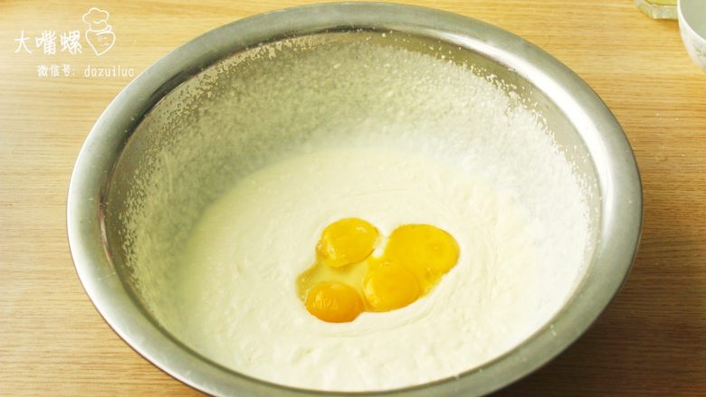 很蔬菜很哈根达斯,加入蛋黄，用打蛋器将蛋黄打散成冰淇淋液备用（冰淇淋、液！）