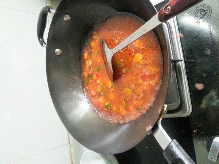 番茄牛腩饭 ,加入适量清水 转中火 炖至汤汁变色 加入水淀粉