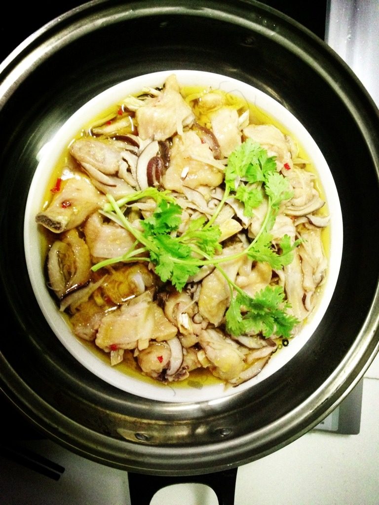 鲜菇鸡翅,如图起锅加入香菜调色即可。