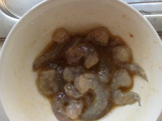 芦笋虾仁,如图虾仁去虾线用盐、胡椒粉、油、鸡精、料酒腌制10分钟。