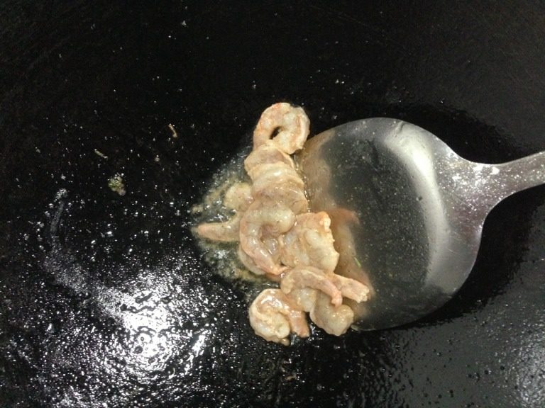 芦笋虾仁,如图锅内下一点油，将腌制好的虾仁下锅快炒加入炒好的芦笋翻炒均匀，关火。