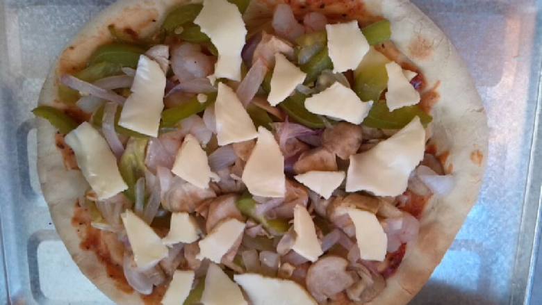 黑椒虾仁披萨,然后在铺一层马苏里拉芝士，撒上胡椒粉