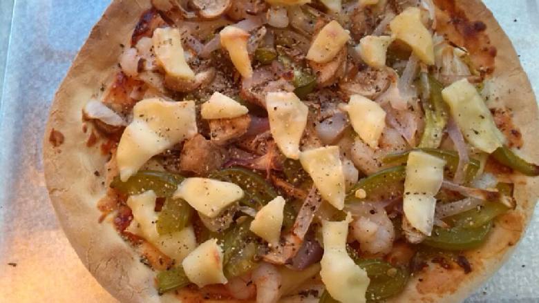 黑椒虾仁披萨,烤箱预热，180度烤十五分钟即可，烤好的披萨香脆可口，馅料十足，皮薄馅香