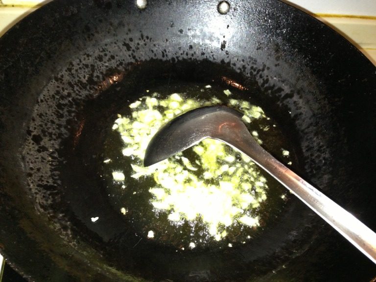 培根什锦焗饭,如图锅中加入适量橄榄油油温不宜过热煸香葱蒜