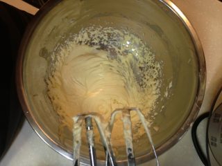 小C的奶香小酥饼,加入糖粉、奶粉，搅拌均匀后，用打蛋器搅打顺滑；