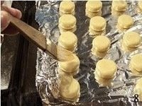 小C的奶香小酥饼,另一个鸡蛋搅打均匀后，用毛刷在面饼上涂上蛋液；