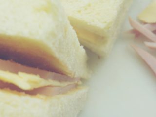 芝士火腿西多士,附上1片芝士片，在将另一片已作好的面包与之合并