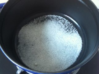 无油健康红烧肉,铸铁锅中放入糖加热，糖要铺满锅底，加热至糖完全融化。