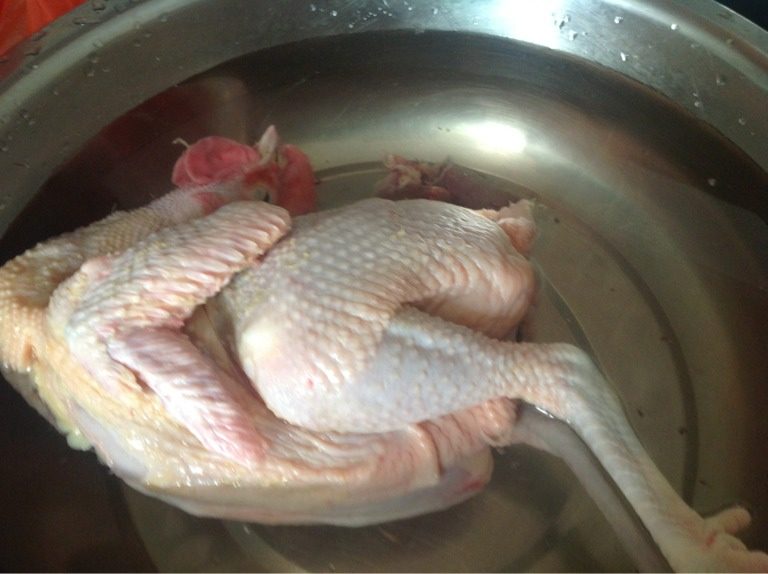 白斩鸡,活鸡宰杀冼干净，把整只鸡放大盆清水泡10分钟，泡出血水