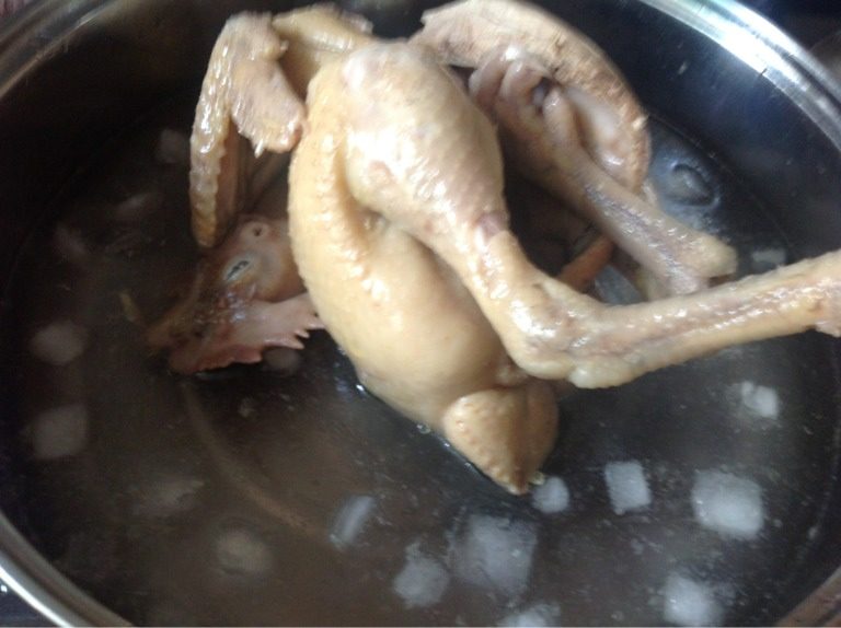 白斩鸡,15分钟后把鸡捞出放冰水浸泡冷却鸡皮，这样处理鸡皮会比较脆嫩。