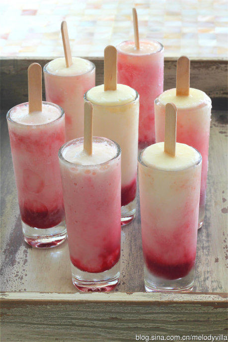 覆盆子水蜜桃酸奶冰棍 ,把冰棍棒插到半凝固的冰棍中，继续冷冻，约4小时后便成美味冰凉的水果冰棍。