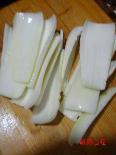 麻酱大白菜,取白菜第4-6层嫩帮，从白菜根算起约二寸长。并去掉帮子二边的菜叶。从中间切断，每段一寸长。