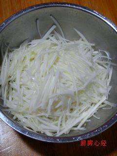 麻酱大白菜,将切好的白菜细丝，放入容器中，撒上盐，腌30 分钟，再用手挤干水分，放入盘中