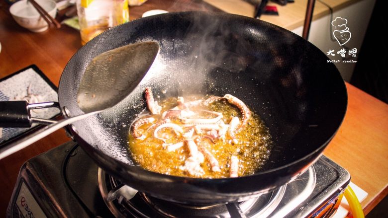 暴走鱿鱼卷螺蛳粉丨大嘴螺,处理鱿鱼后剩下的鱿鱼须可放入之前油锅翻炒。