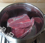 朝鲜冷面,牛肉用清水浸泡1小时，将肉里面的血水浸泡出去