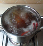 朝鲜冷面,锅里放入适量的清水，放入泡好的牛肉，放入干辣椒、甘草、一勺白糖、六月鲜特级酱油适量，开大火将水煮开后，撇去表面的浮沫。
