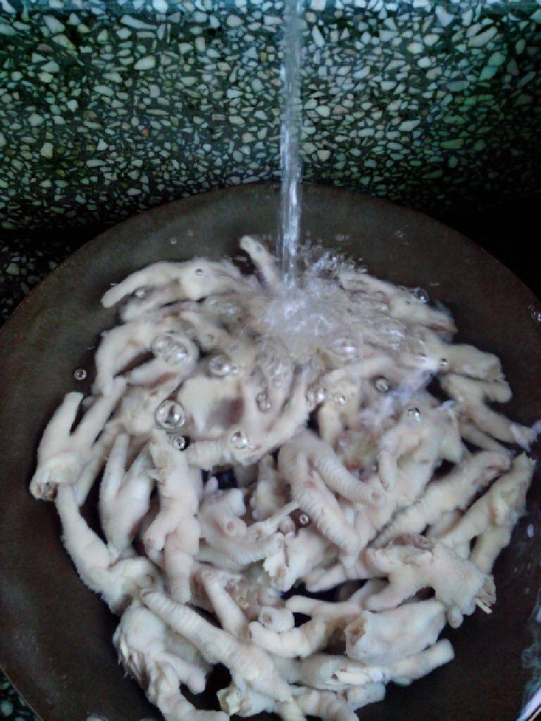 泡脚鸡爪,煮熟倒掉锅里的水放冷水有冰水用冰水最好，泡一个小时，