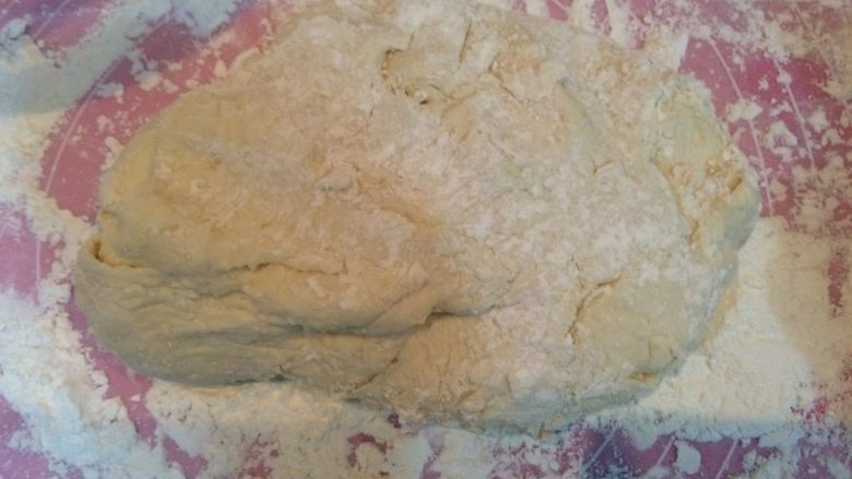 班尼迪克蛋 英式马芬 水波蛋 荷兰酱做法,将化开的酵母和水一同倒入面粉中，糅合至无干粉即可；将面团移至撒了面粉的案板上，此时面团会粘手，适当撒些面粉，用手揉10分钟。
