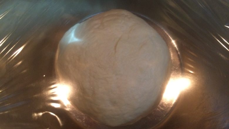 班尼迪克蛋 英式马芬 水波蛋 荷兰酱做法,取一个干净的容器，盆底和周围耍一层油，放入面团，盖上保鲜膜，放温暖潮湿的地方发酵至2倍大。