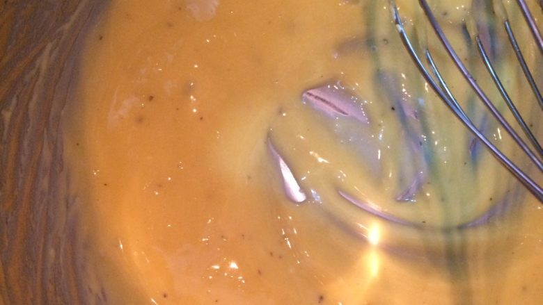 班尼迪克蛋 英式马芬 水波蛋 荷兰酱做法,将澄清的黄油一点点加入打好的蛋黄液中，一定要黄油溶于蛋液中了再加第二次！因为一次加太多黄油，酱汁会散掉