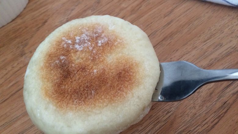 班尼迪克蛋 英式马芬 水波蛋 荷兰酱做法,英式马芬用叉子叉一圈，得到两片英式马芬，放入预热230°的烤箱中烤5分钟。