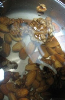 核桃杏仁露,放入豆浆机，加入适量清水。以豆浆机上限为宜
