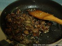 孜然牛肉粒,锅中放入少许油，油热后加入腌制好的牛肉粒翻炒至变色，撒上白芝麻盛出