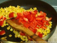 孜然牛肉粒,玉米粒收干水时，加入红彩椒炒片刻，盛在碟子上