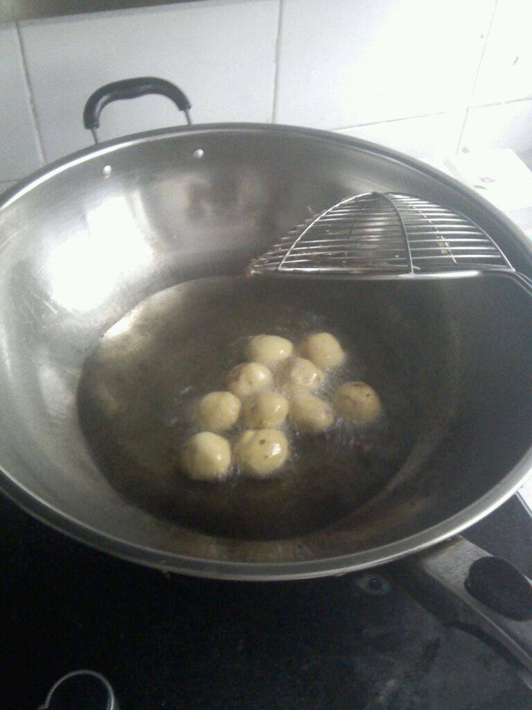 地瓜紫薯丸,把油烧热。下油锅炸，我放的油不多，容易粘一起。。。火不要太大，不然容易糊。