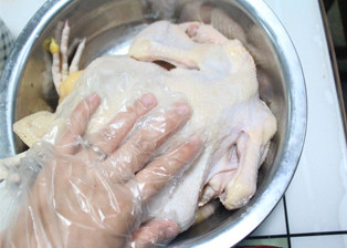黑椒烤鸡,整鸡一只清洗干净，淋干水份，撒少许盐，用手给鸡里里外外按摩一遍，把盐涂抹均匀