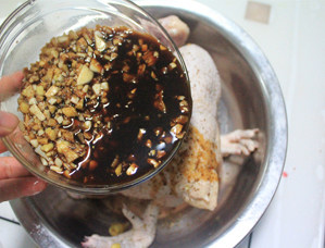 黑椒烤鸡,把调好的姜蒜水撒在鸡上，鸡肚子也要撒上