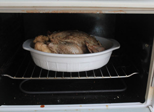 黑椒烤鸡,腌制24小时，中间注意多反面，腌好的鸡放入烤箱，210度烤40分钟
